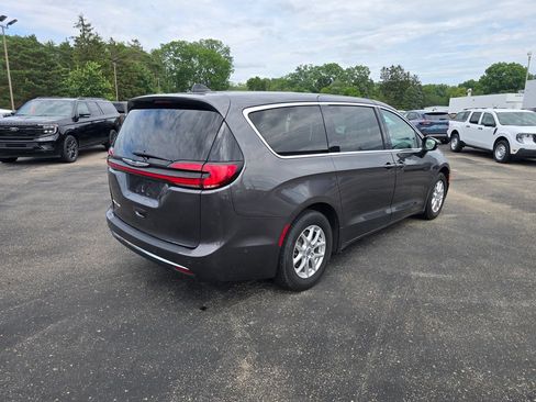 Used 2023 Chrysler Pacifica Touring-L FWD image 5