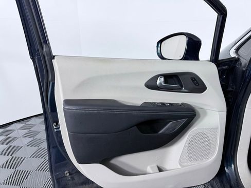 Used 2022 Chrysler Pacifica Touring-L w/ Uconnect Theater Family Group image 9