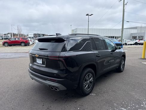 Used 2024 Chevrolet Traverse LT image 3