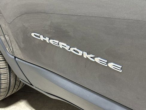 Used 2019 Jeep Cherokee Latitude Plus image 25