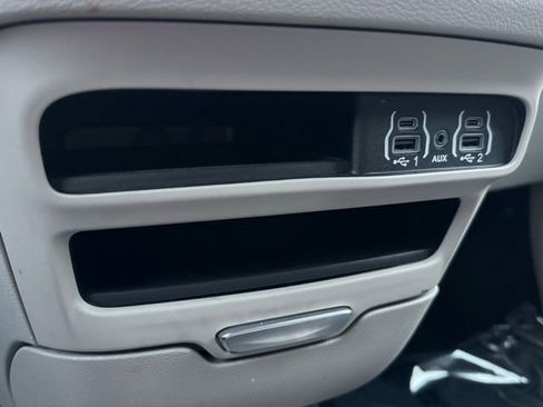 Used 2023 Chrysler Pacifica Touring-L image 15