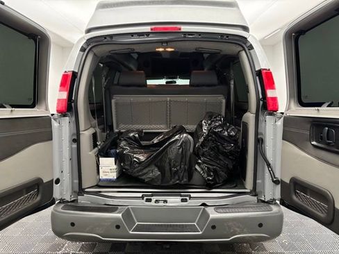Used 2022 GMC Savana 2500 w/ Enhanced Convenience Package image 18