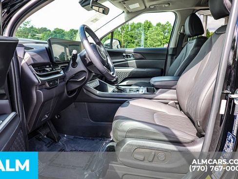 Used 2025 Kia Carnival SX w/ SX Dark Edition Package FWD image 17