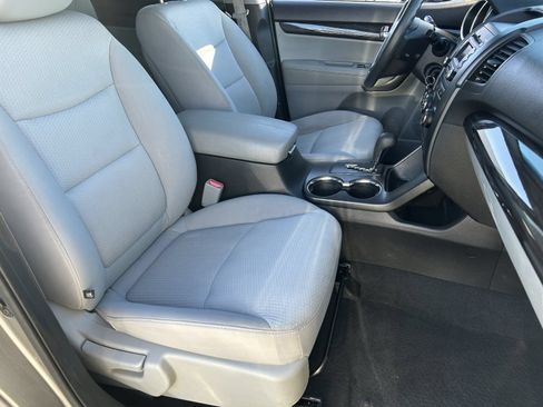 Used 2012 Kia Sorento LX w/ Convenience Pkg FWD image 13