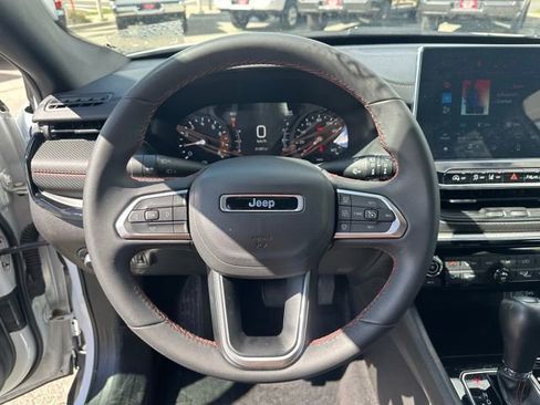 Used 2025 Jeep Compass Trailhawk AWD/4WD image 25