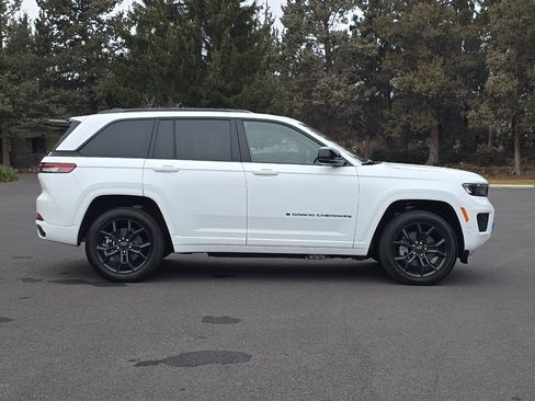 Used 2025 Jeep Grand Cherokee Limited 4xe image 3