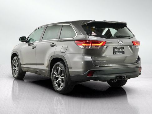 Used 2018 Toyota Highlander LE AWD/4WD image 3