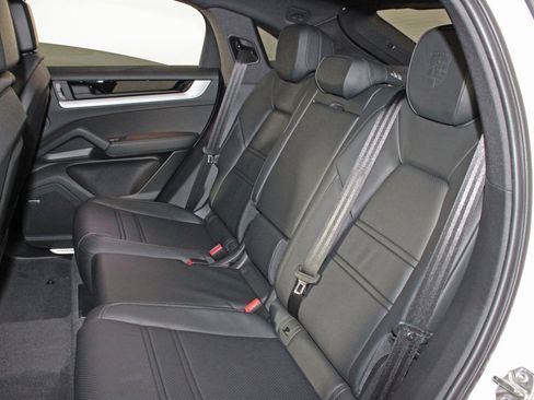 Used 2025 Porsche Cayenne Coupe image 33