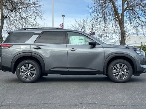 New 2025 Nissan Pathfinder SV image 3