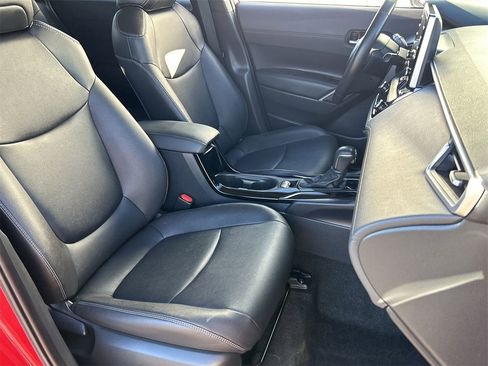 Used 2022 Toyota Corolla Cross XLE image 8