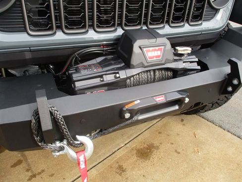 Used 2025 Jeep Wrangler Sport S image 9