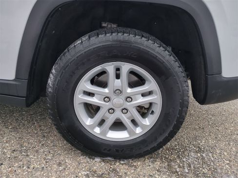 Certified 2023 Jeep Grand Cherokee Laredo w/ Luxury Tech Group I image 14