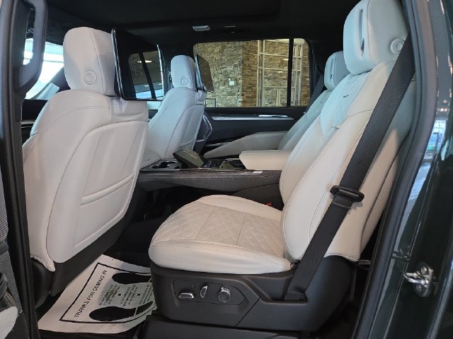 Used 2025 Cadillac Escalade ESV V AWD/4WD image 27