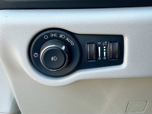 Used 2023 Chrysler Pacifica Touring-L FWD image 19