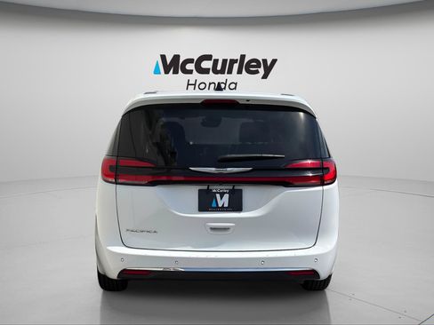 Used 2024 Chrysler Pacifica Touring-L FWD image 4