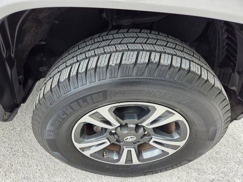 Used 2017 Toyota Tacoma TRD Sport w/ Tow Package image 9