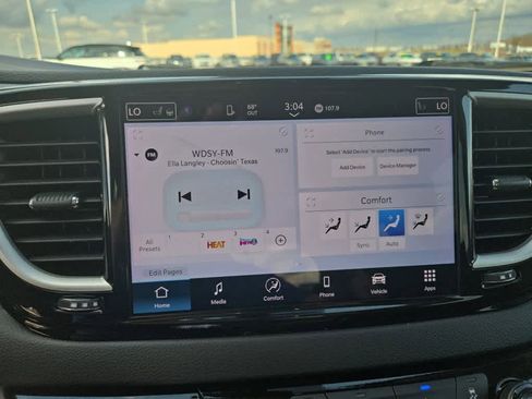 Used 2024 Chrysler Pacifica Touring-L image 39