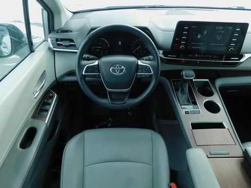Used 2024 Toyota Sienna XLE image 15