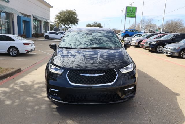 Used 2026 Chrysler Pacifica Select FWD image 2