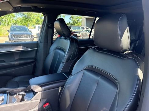 Used 2024 Jeep Grand Cherokee L Limited w/ Black Appearance Package AWD/4WD image 9