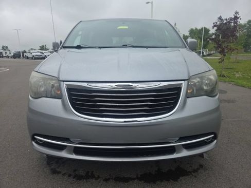 Used 2015 Chrysler Town & Country S FWD image 3