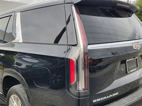 Used 2022 Cadillac Escalade Luxury image 7