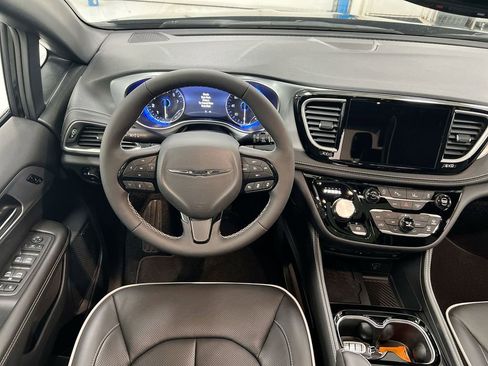 New 2026 Chrysler Pacifica Limited AWD/4WD image 11