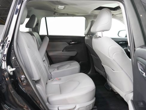 Used 2020 Toyota Highlander XLE w/ Protection Package #3 AWD/4WD image 12