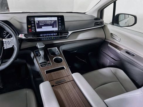 Certified 2023 Toyota Sienna XLE FWD image 21