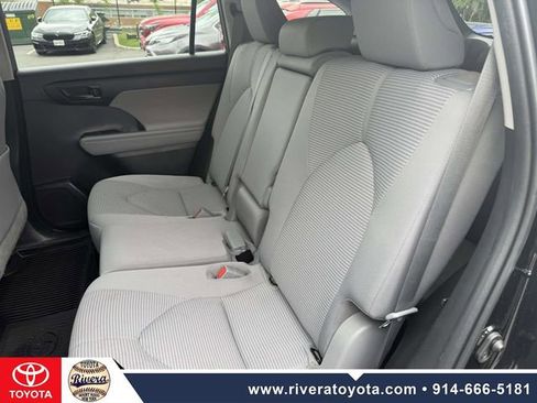 Used 2023 Toyota Highlander LE AWD/4WD image 17