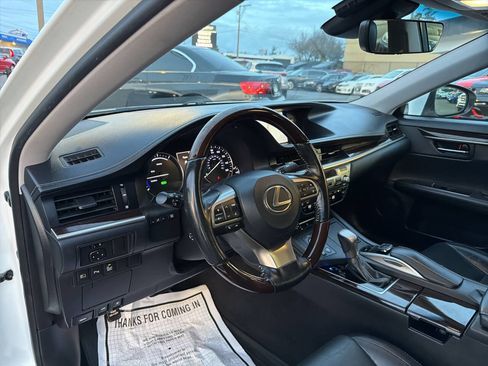 Used 2017 Lexus ES 300h w/ Luxury Package image 32