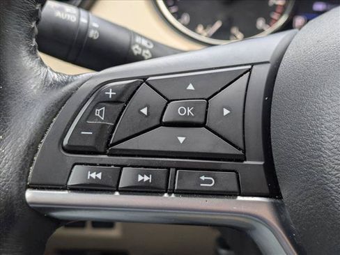 Used 2018 Nissan Rogue SL w/ Premium Package FWD image 5
