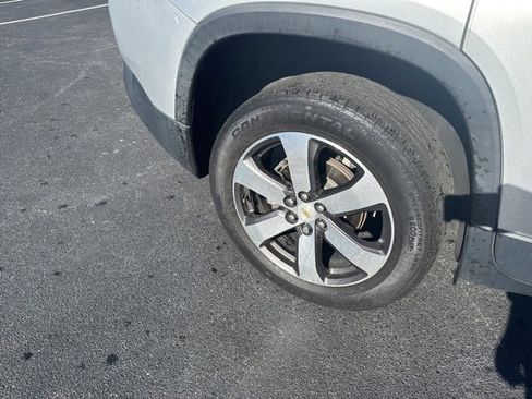 Used 2018 Chevrolet Traverse LT image 9