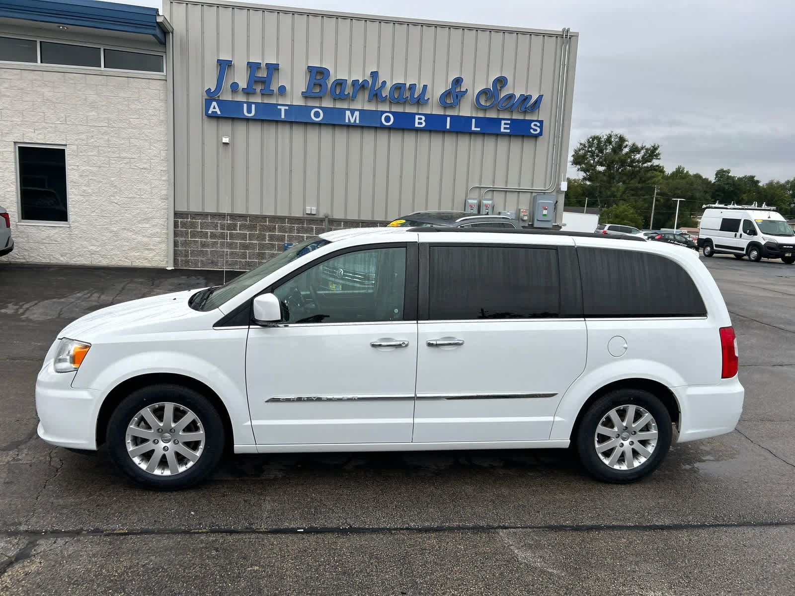 Used 2015 Chrysler Town & Country Touring w/ Driver Convenience Group FWD image 6