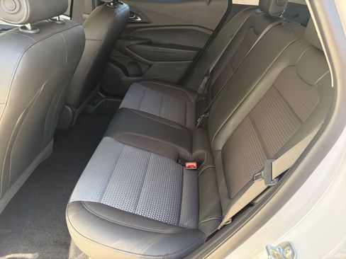 Used 2025 Chevrolet Trax LT image 31