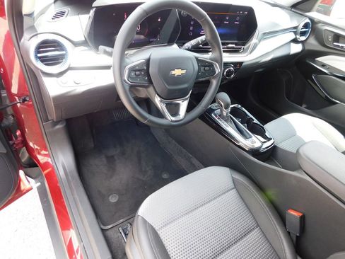 Used 2025 Chevrolet Trax LT w/ LT Convenience Package FWD image 13