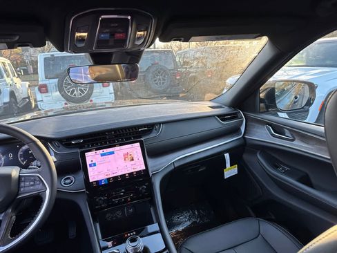 New 2025 Jeep Grand Cherokee Limited w/ Black Appearance Package image 35