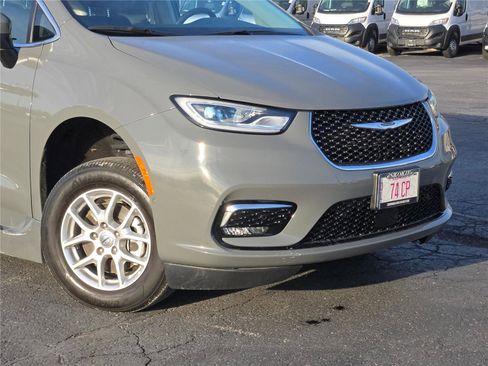 Used 2023 Chrysler Pacifica Touring-L image 2