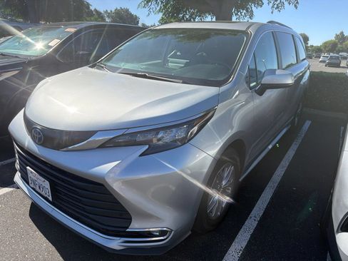 Used 2024 Toyota Sienna XLE FWD image 4
