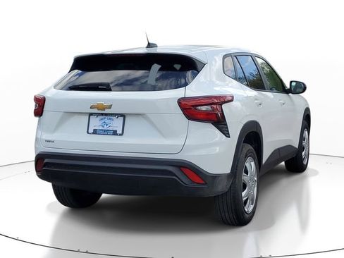 Used 2024 Chevrolet Trax LS FWD image 4