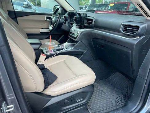 Certified 2022 Ford Explorer XLT w/ Equipment Group 202A RWD image 8
