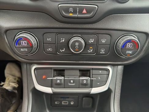 Used 2022 GMC Terrain SLT image 30