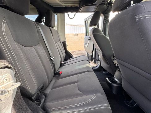 Used 2015 Jeep Wrangler Unlimited Rubicon w/ Connectivity Group image 11