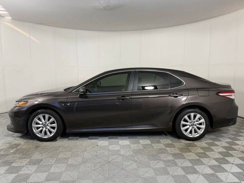 Used 2018 Toyota Camry LE FWD image 3