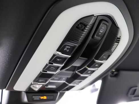 Used 2025 Porsche Macan image 40