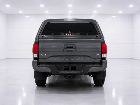 Used 2017 Toyota Tacoma SR AWD/4WD image 4