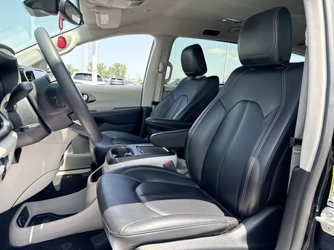 Used 2023 Chrysler Pacifica Touring-L FWD image 11