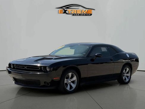 Used 2018 Dodge Challenger SXT RWD image 2
