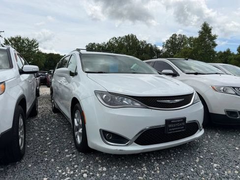 Used 2017 Chrysler Pacifica Touring-L w/ Tire & Wheel Group FWD image 3