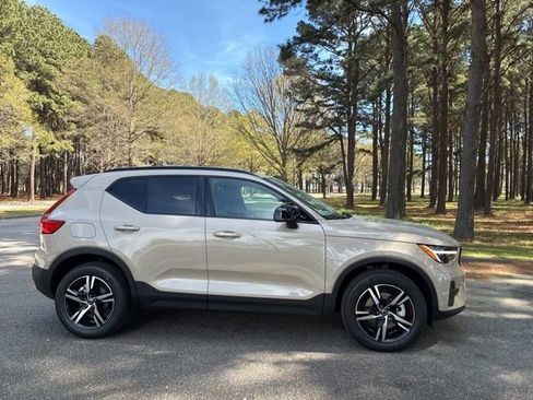 New 2026 Volvo XC40 B4 Core image 5